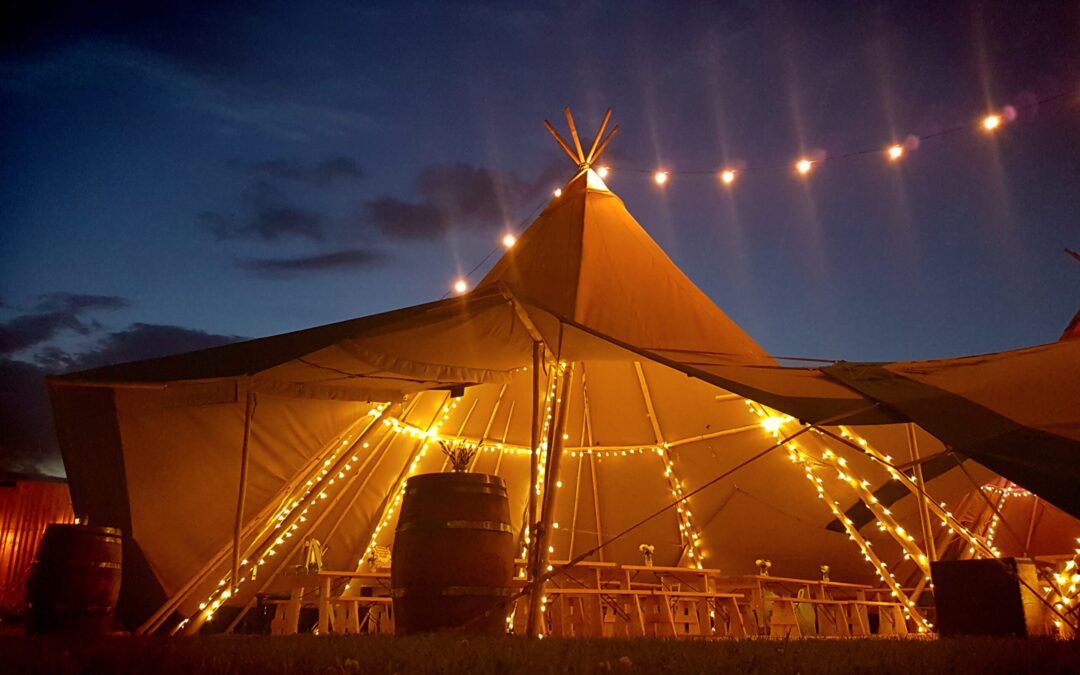 El Tipi Gigante: La Carpa de Recepción a la Moda Llegada del Norte